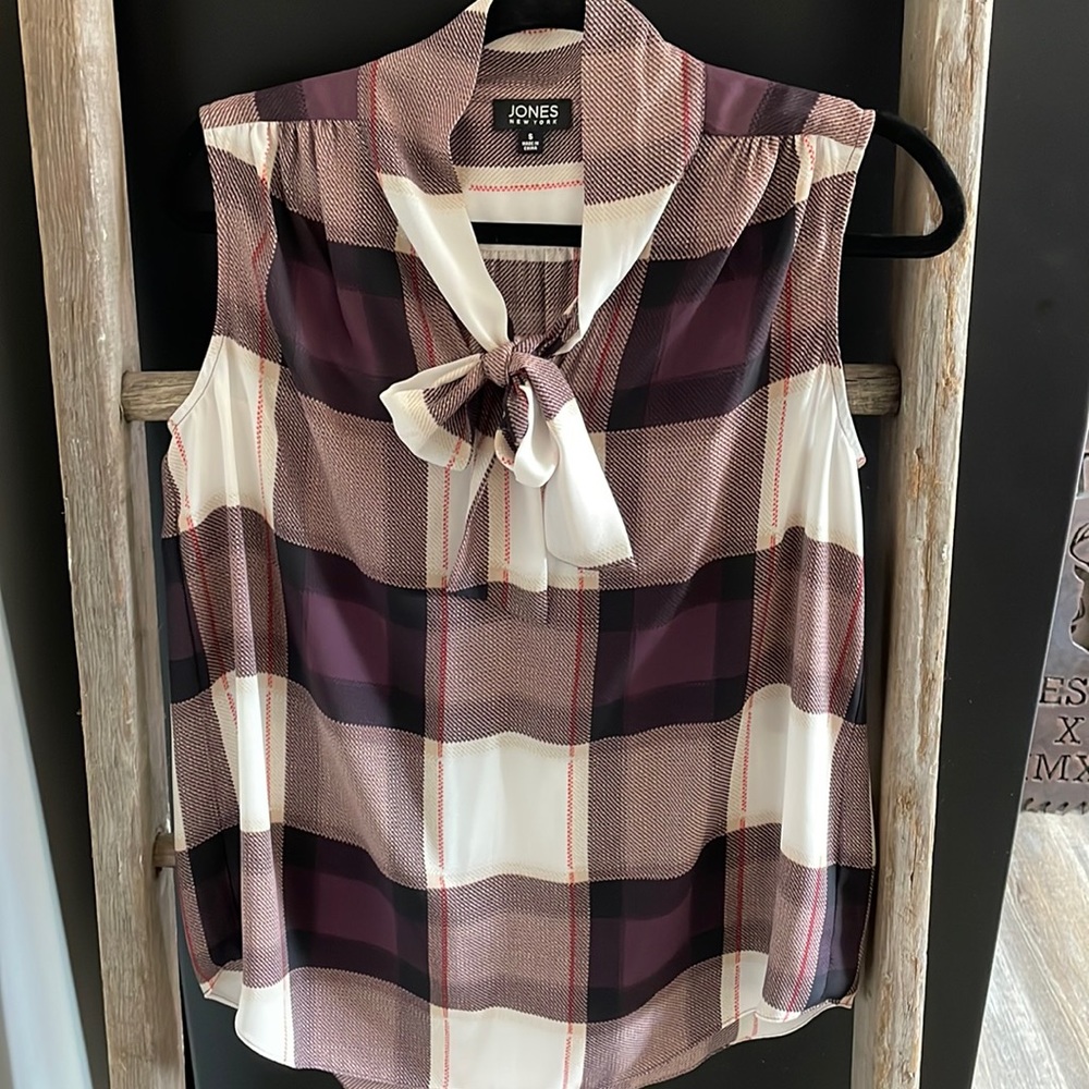 Sleeveless dress shirt